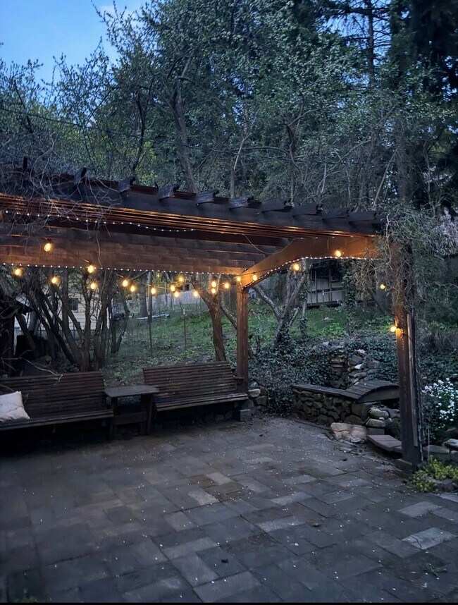 Building Photo - Beautiful Classic 4+ Bedroom 3,800 Sq. Ft....