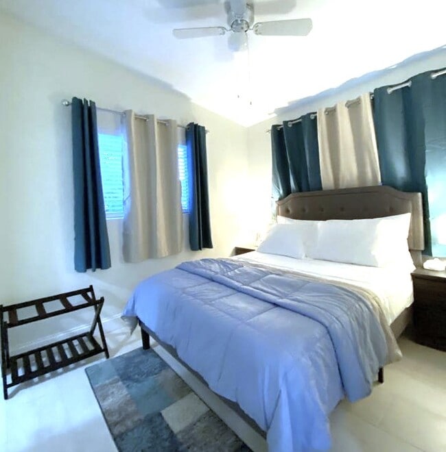 Building Photo - 3000 NW 10th Ave