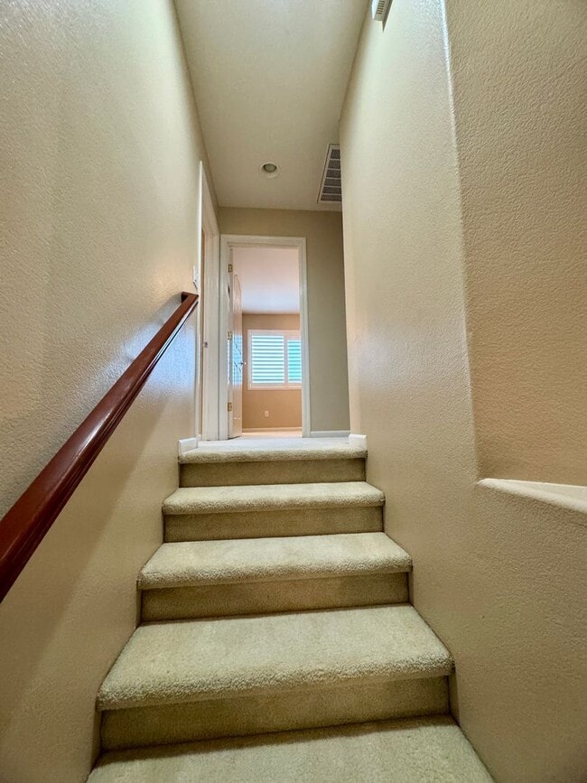 Building Photo - Spacious 3 Bedroom 3 Full Bathrooms Available Now!