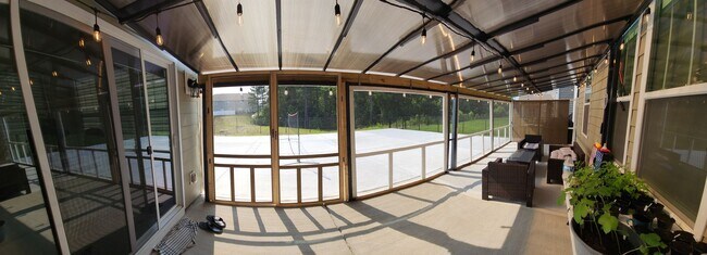 Building Photo - Like New Single Family Home minutes from B...