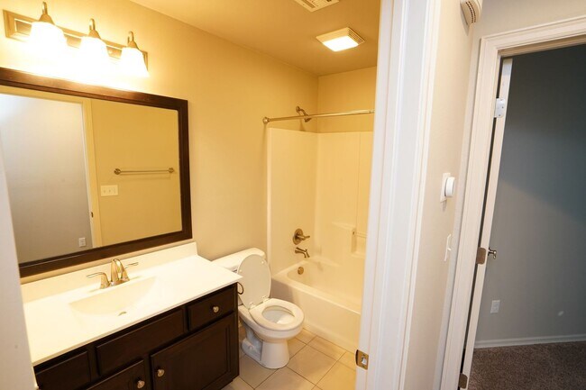 Building Photo - 3 Bed | 2 Bath in New Tulsa!