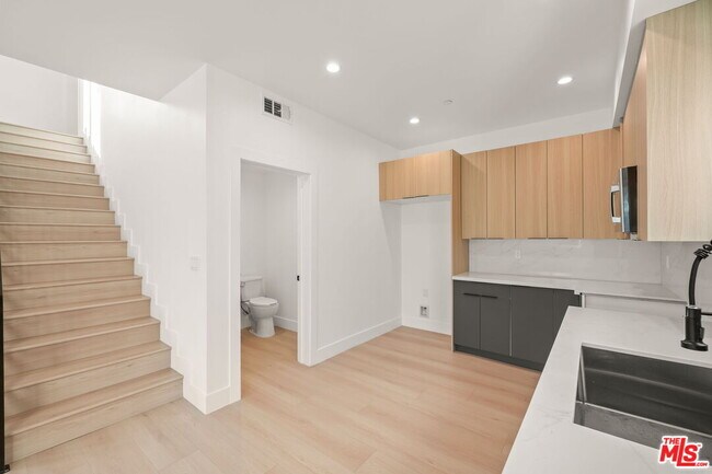 Building Photo - 913 N Hobart Blvd