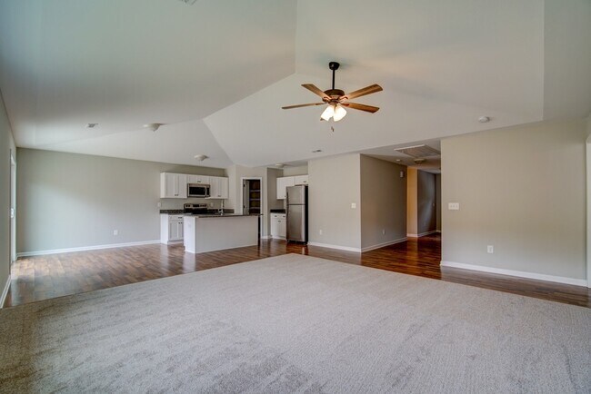 Building Photo - Lovely 3 BR, 2 BA Ranch Home, 2 Car Garage...