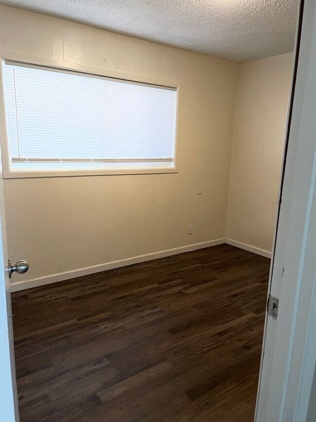 Building Photo - R539- 547 Mary Street