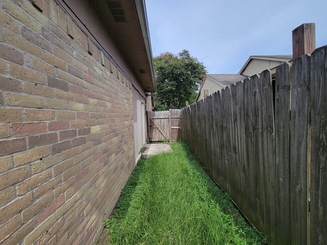 Building Photo - 17423 Ranch Country Rd