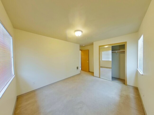 Building Photo - 762 E 17th Ave