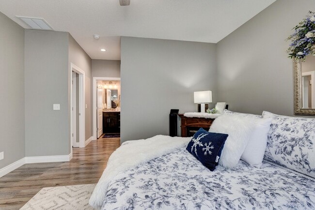 Building Photo - New Unit now available for lease! Modern 2...