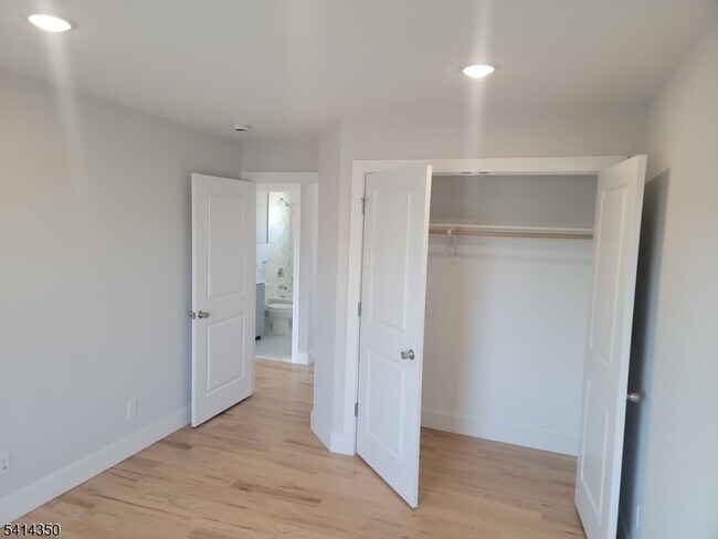 Building Photo - 118 Shephard Ave