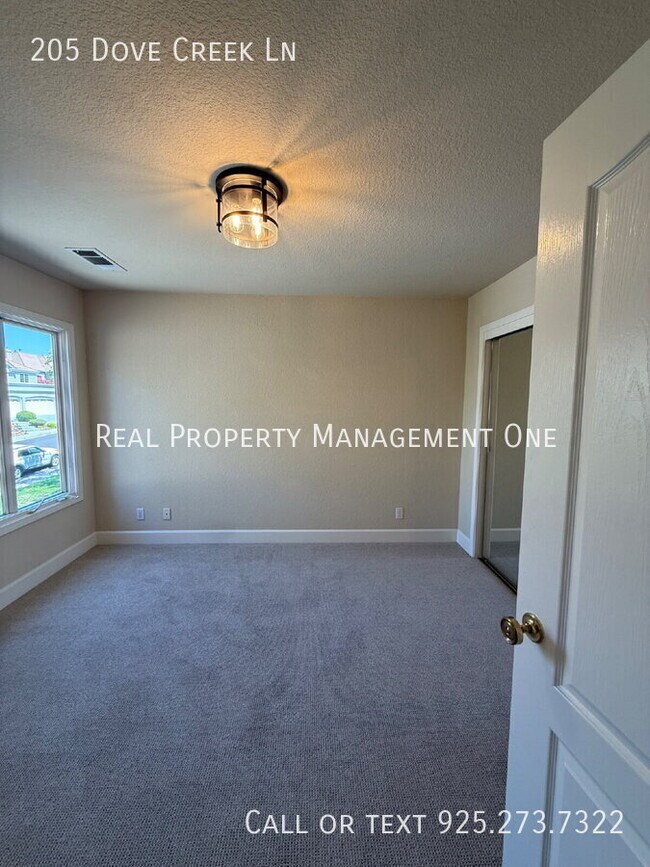 Building Photo - 205 Dove Creek Ln
