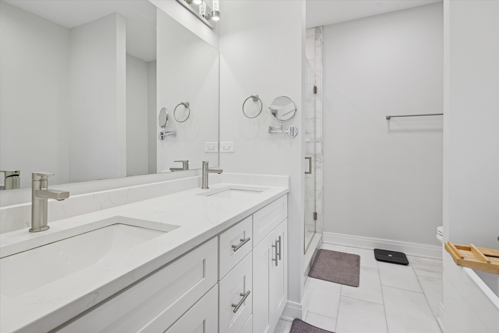 Building Photo - 5240 W Winnemac Ave