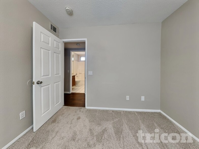 Building Photo - 44238 Gillan Ave