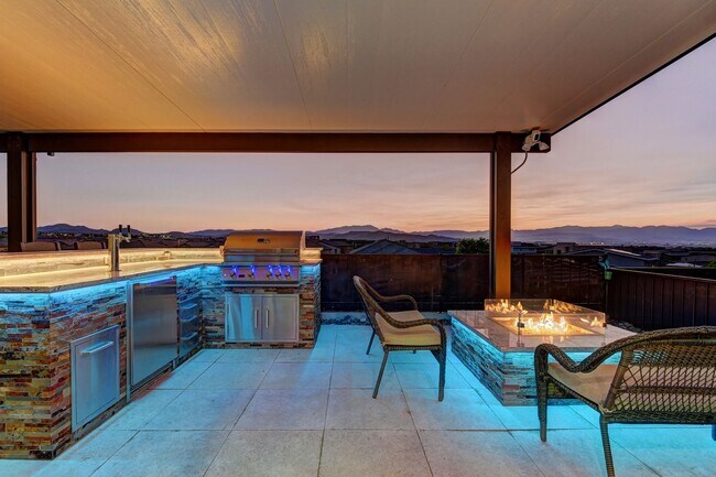Building Photo - 180 Degree elevated views from a quiet str...