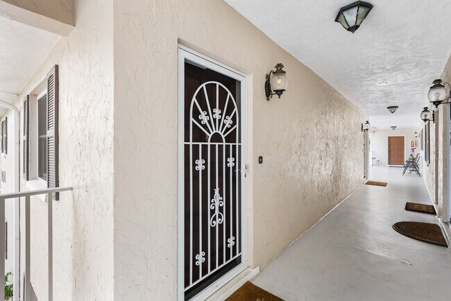 Building Photo - ** OLDE NAPLES ** 2 BED / 1 BATH - CONDO - TURNKEY - 3 BLOCKS FROM GULF - SEASONAL OR SHORT TERM