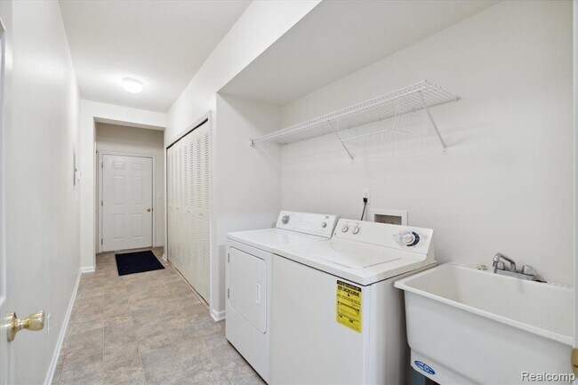 Building Photo - 15980 Morningside