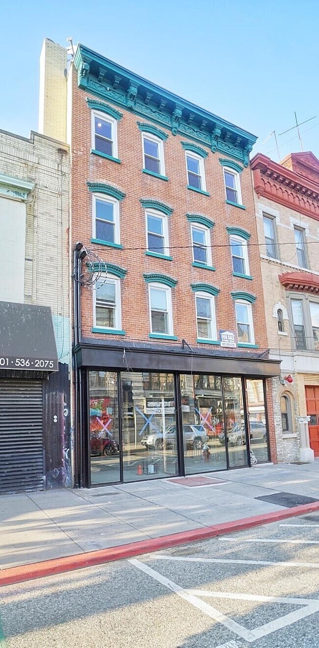 Building Photo - 246 Bay St