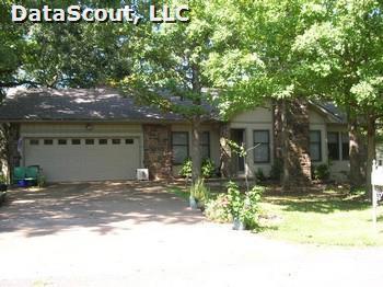 Building Photo - 3 Bed, 2 Bath with a beautiful view of the wooded back yard!!