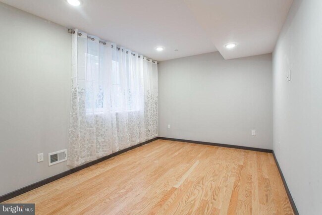 Building Photo - 2553 Montrose St