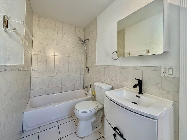 Building Photo - 2727 SW 24th St