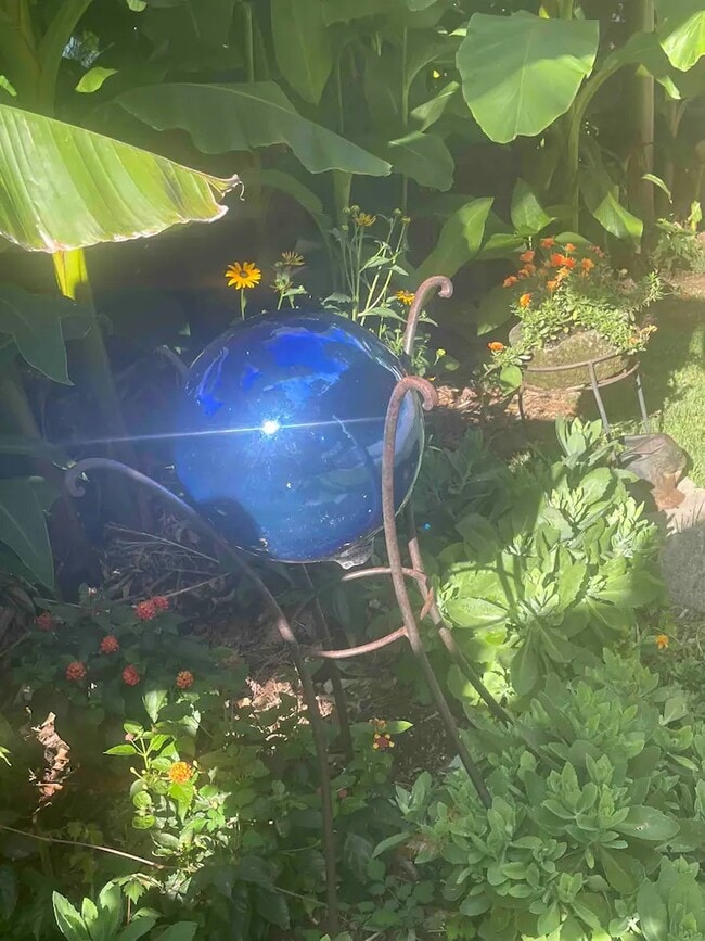 Building Photo - 236 Howard St NE