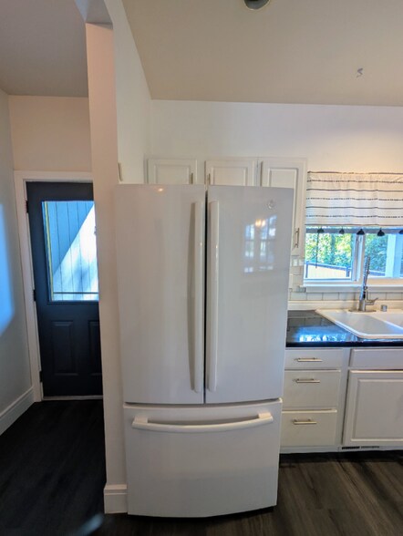 Building Photo - 200 Whispering Pine Pl