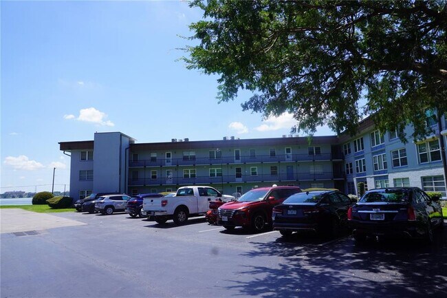 Building Photo - 333 N Lake Howard Dr