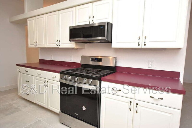 Building Photo - 2235 Silver Re Dr