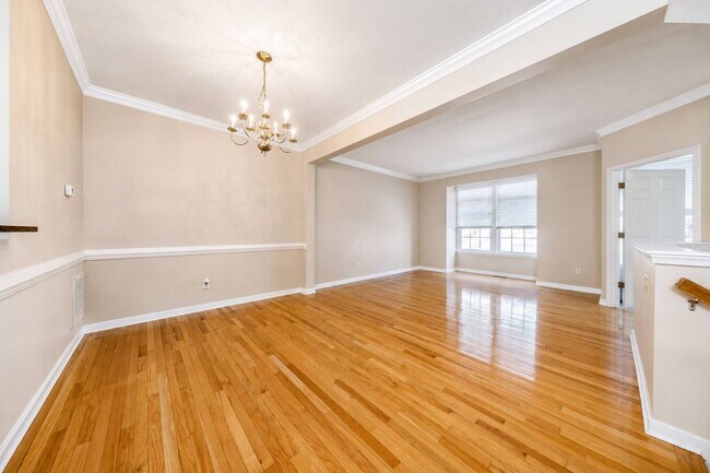 Building Photo - Bright and spacious 3+ bedroom Townhome in Williamsburg
