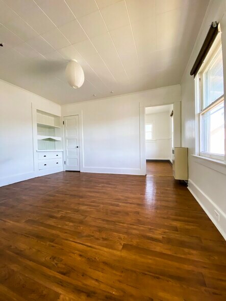 Building Photo - 2633 Jeffries Ave