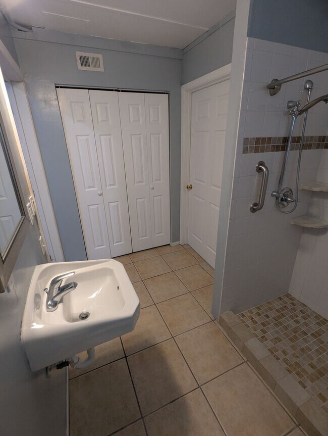 Building Photo - For Rent: 4 Bedroom, 3  Bathroom, Office/Den, Sunroom/Florida room, Large Shed, Huge backyard