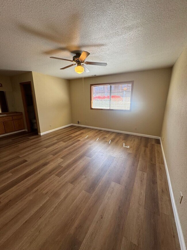 Building Photo - Hucrest 3 bedroom 2 bath home with garage