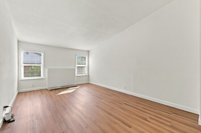 Building Photo - 560 Glenburry Way