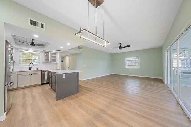 Building Photo - 5865 Tidewood Ave