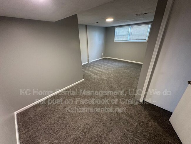 Building Photo - 708 NW Mock Ave