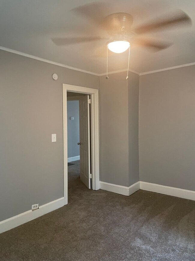 Building Photo - 2 Bedroom House ready for you to call HOME  