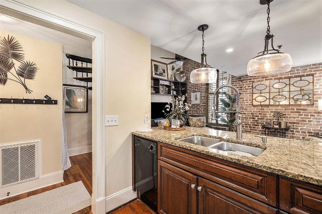 Building Photo - 157 Calhoun St