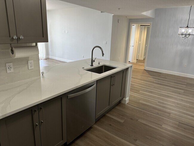 Building Photo - 1551 N Flagler Dr
