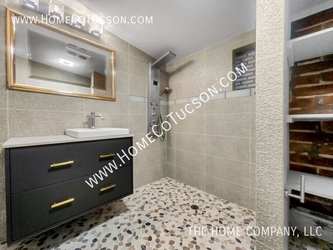 Building Photo - 4535 E Fairmount St