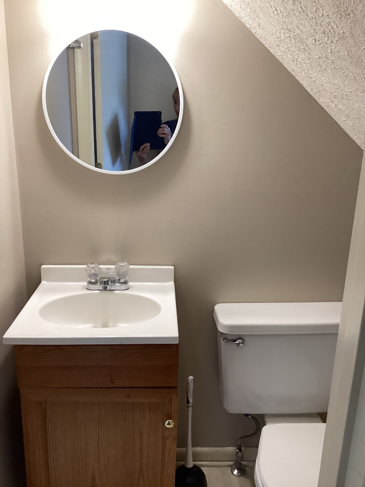 Half bath - 1025 W Mountain View Rd