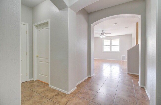 Building Photo - 15882 N 172nd Ln