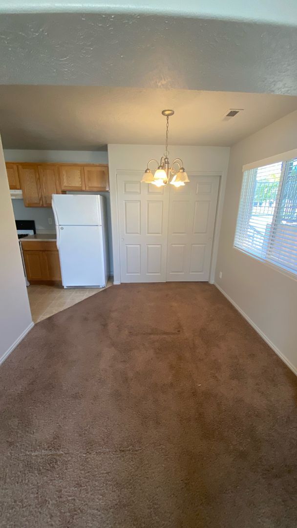 Building Photo - Move in Discount - 3 bedroom, 1 bathroom a...