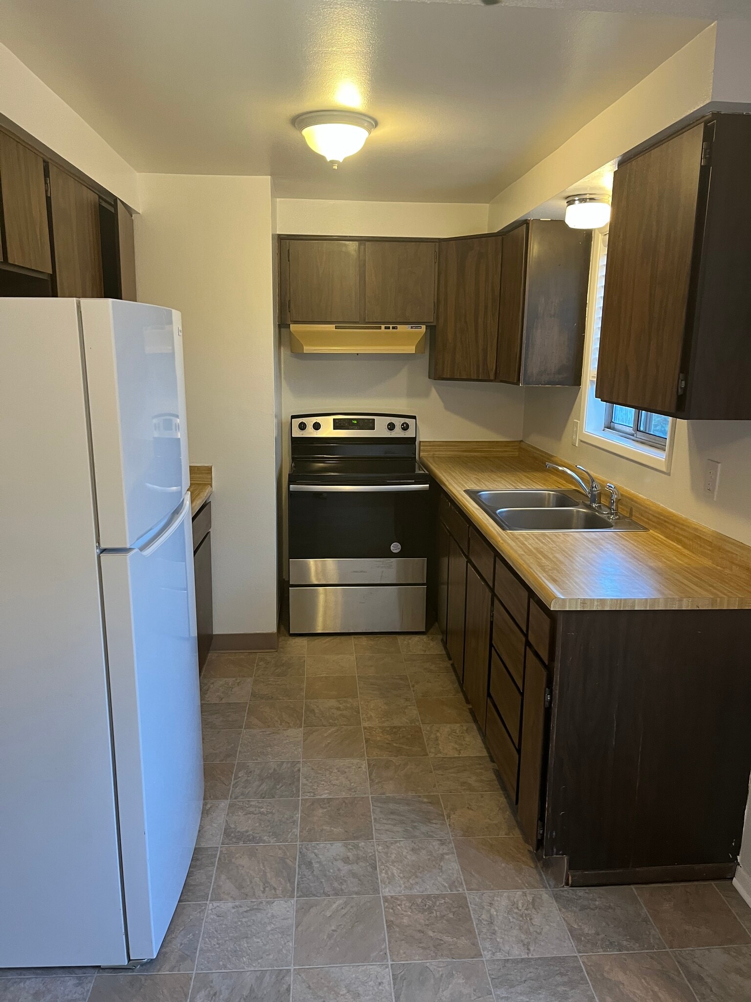 Building Photo - 567 Fairview St