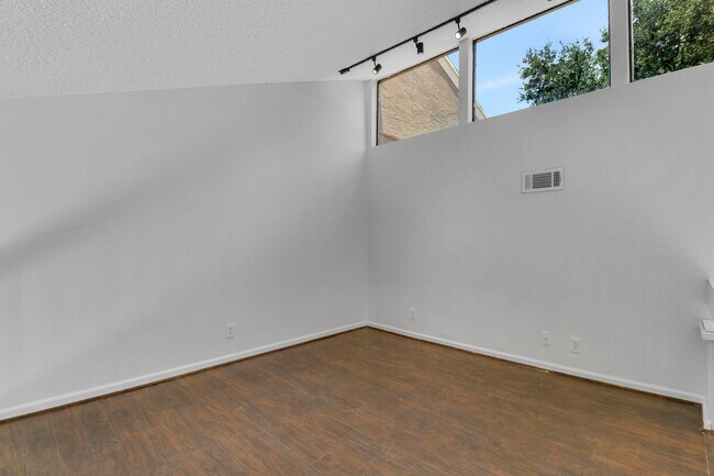 Building Photo - 6680 Thornhill Ct