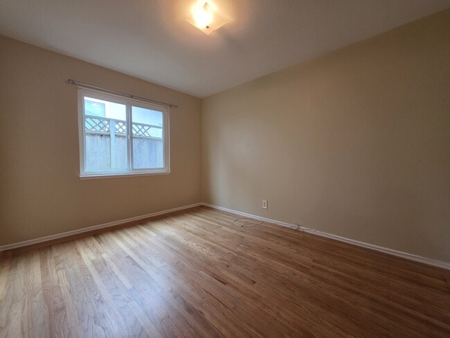 Building Photo - 2440 Maywood Dr