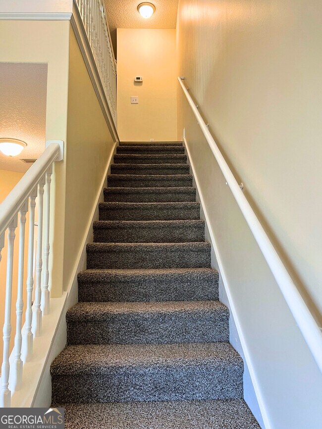 Building Photo - 822 Davis Ave