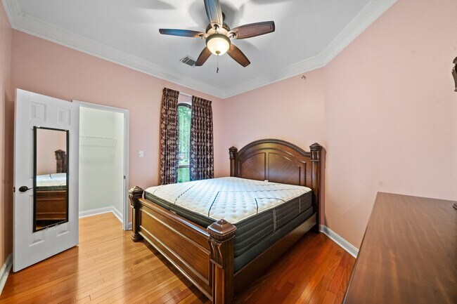 Building Photo - 5102 E Pagewick Dr