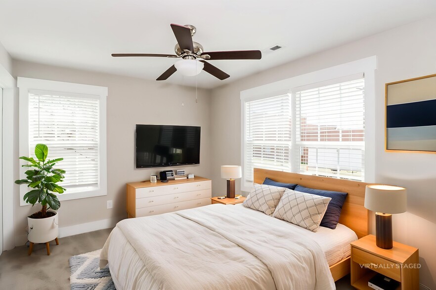 Building Photo - 1016 N Oakwood St