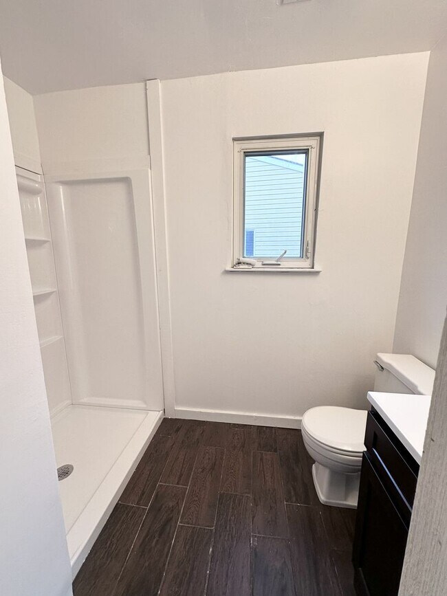 Building Photo - Renovated 4-bedroom, 2.5 bathroom in Virginia Beach
