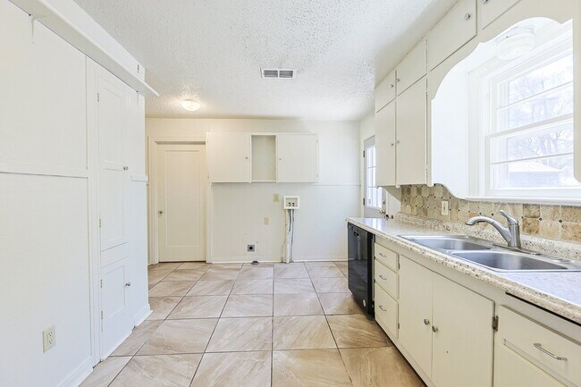 Building Photo - Charming 2 Bedroom Home with Character & Convenient Amenities