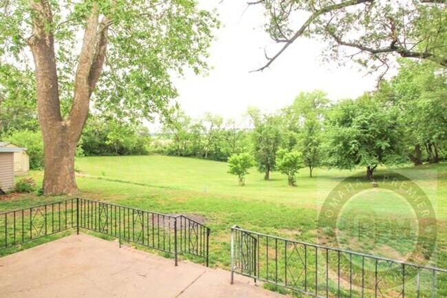 Building Photo - Spacious 3 Bedroom / 1 Bathroom Home in Be...