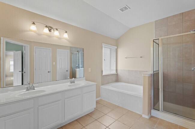 Building Photo - 2818 Lockeridge Oaks Dr